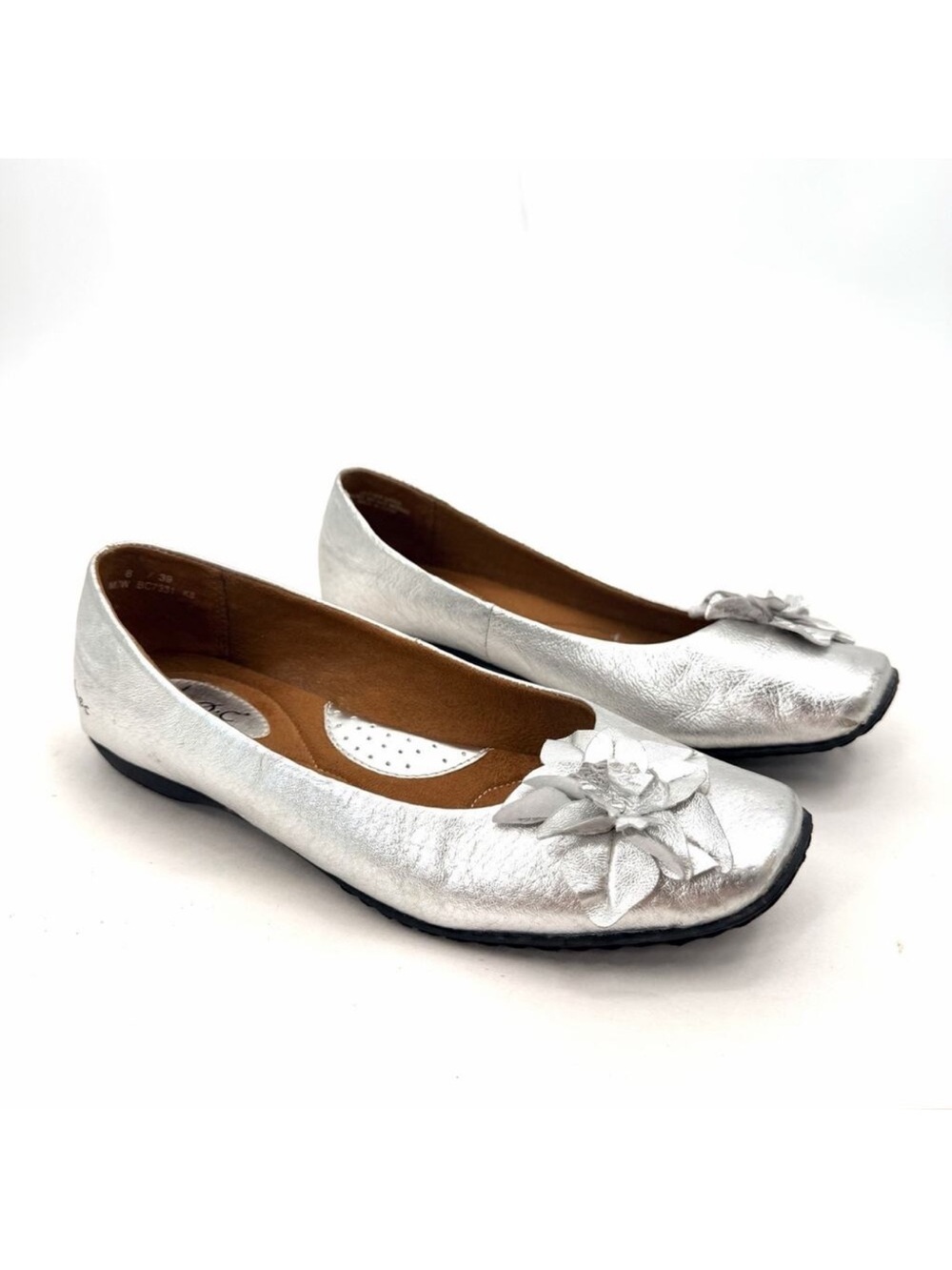 BOC Born Concept Silver Leather Flower Comfort Flats BC7331 Womens Size 8